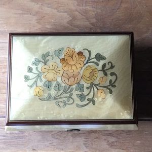 NWOT Alabaster Musical Jewel Box
